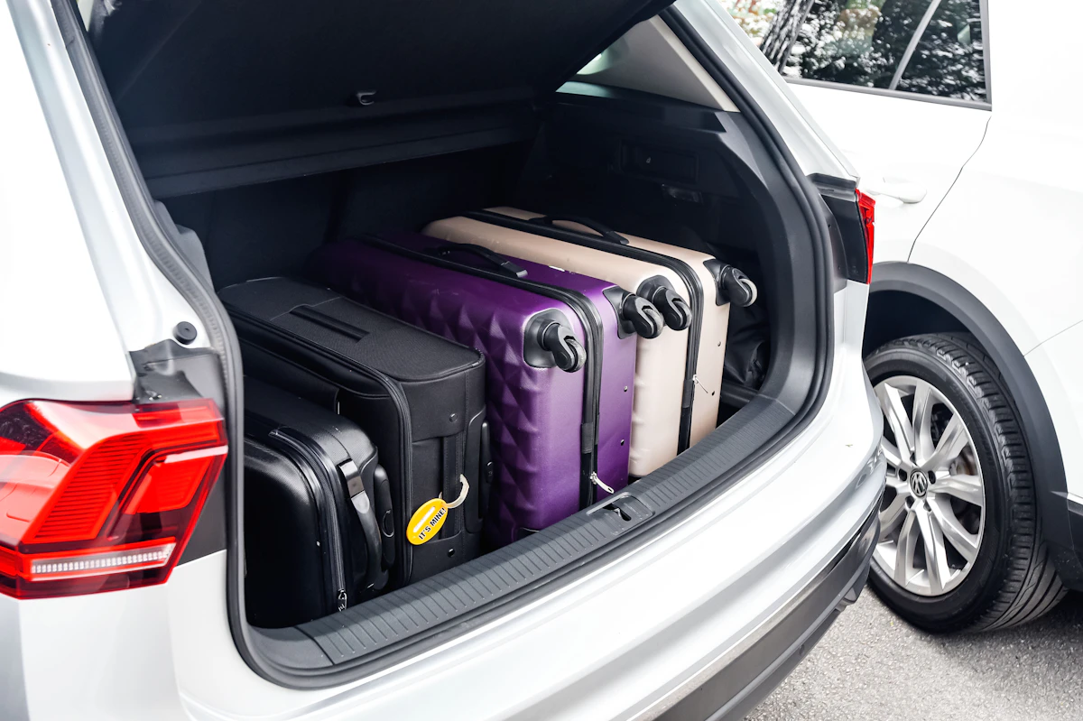 Maletas de viaje acomodadas en el maletero de un vehículo antes de un traslado al aeropuerto