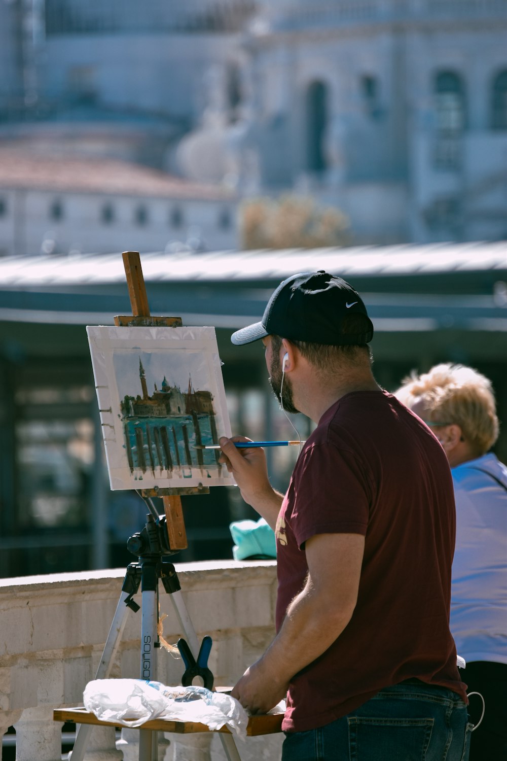 um homem pintando um quadro