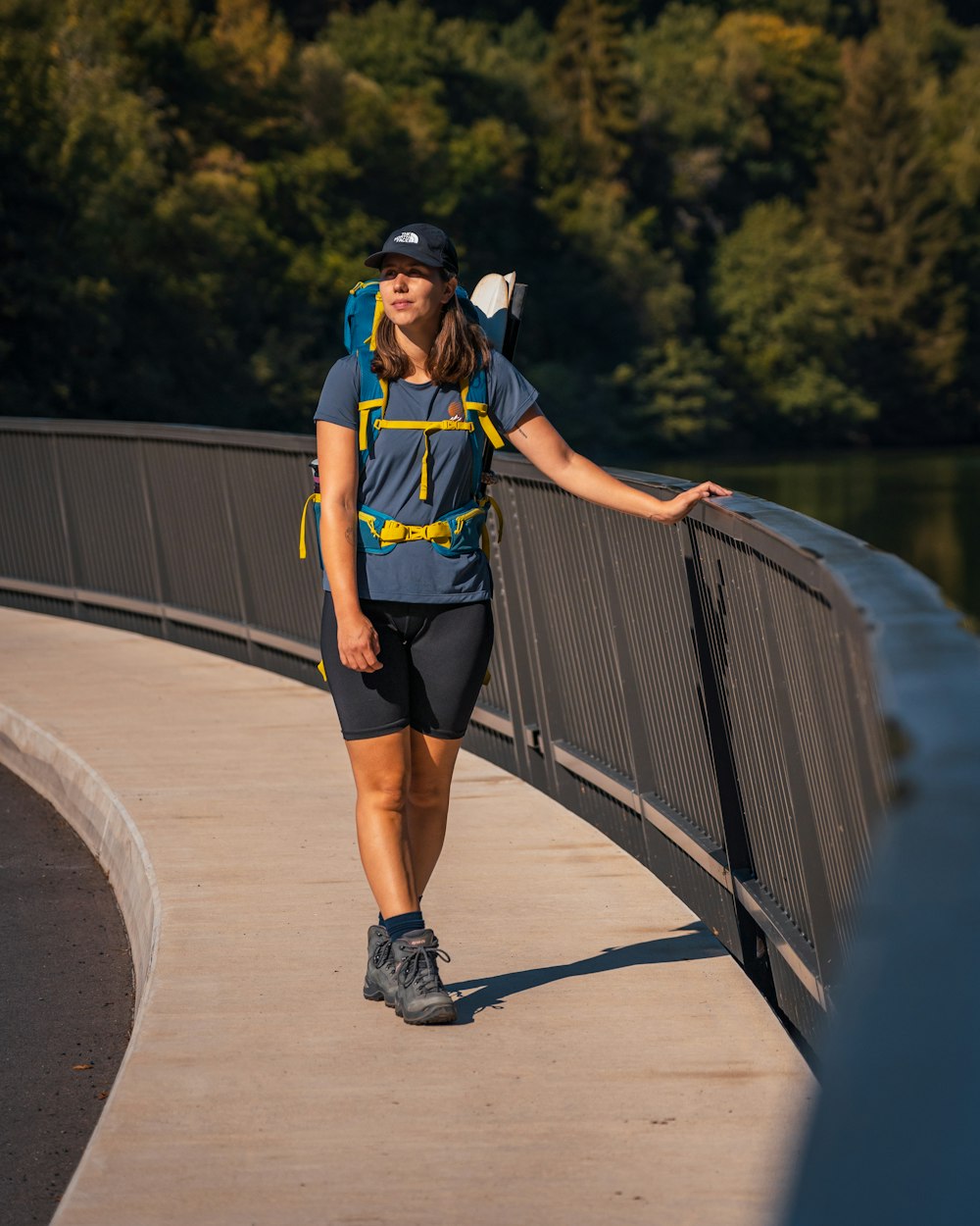 Ein Mann trägt einen Helm und steht auf einer Brücke über Wasser