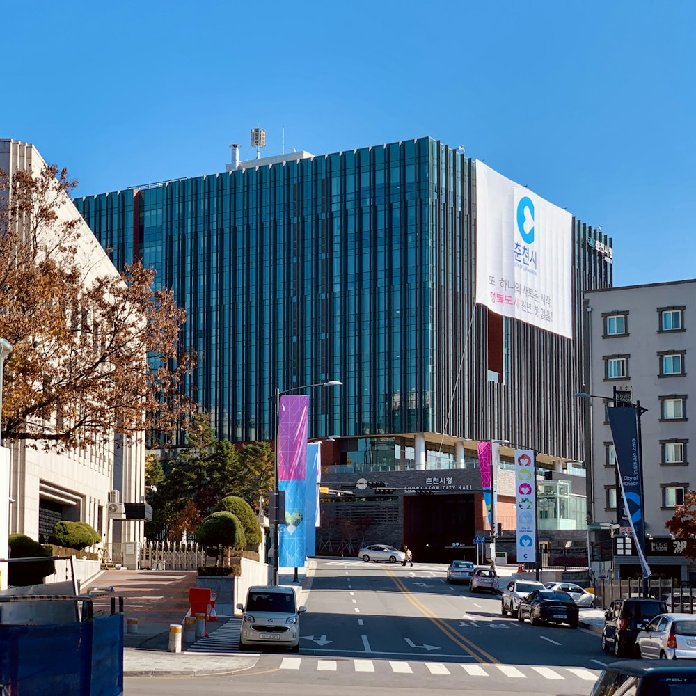 a large building with many windows