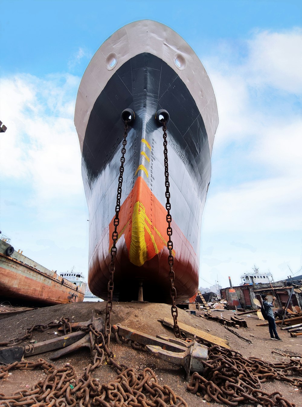 Ein großes Boot am Strand