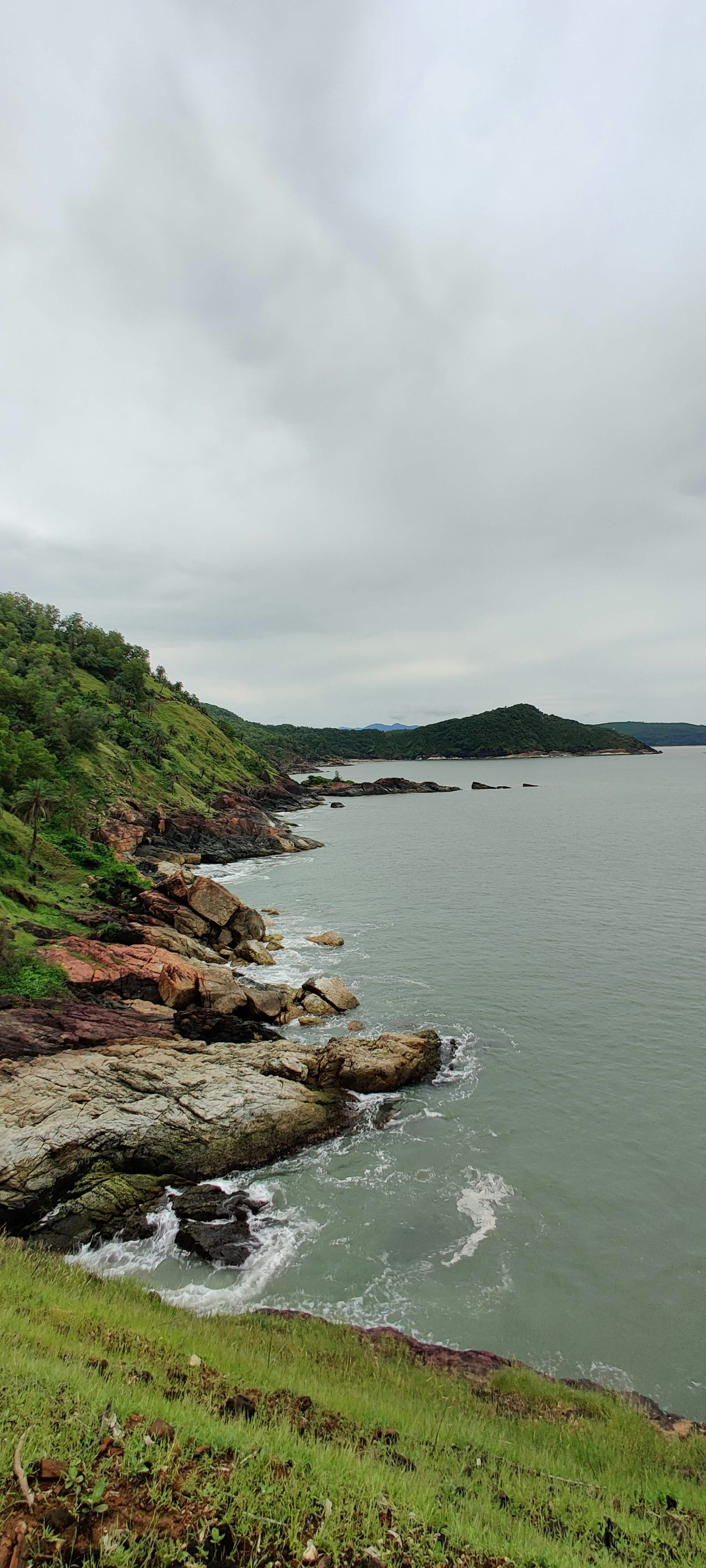 a rocky coast line