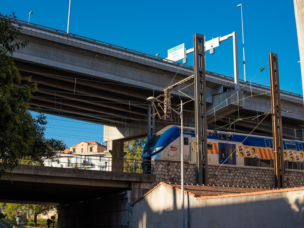 Ein Zug auf einer Brücke