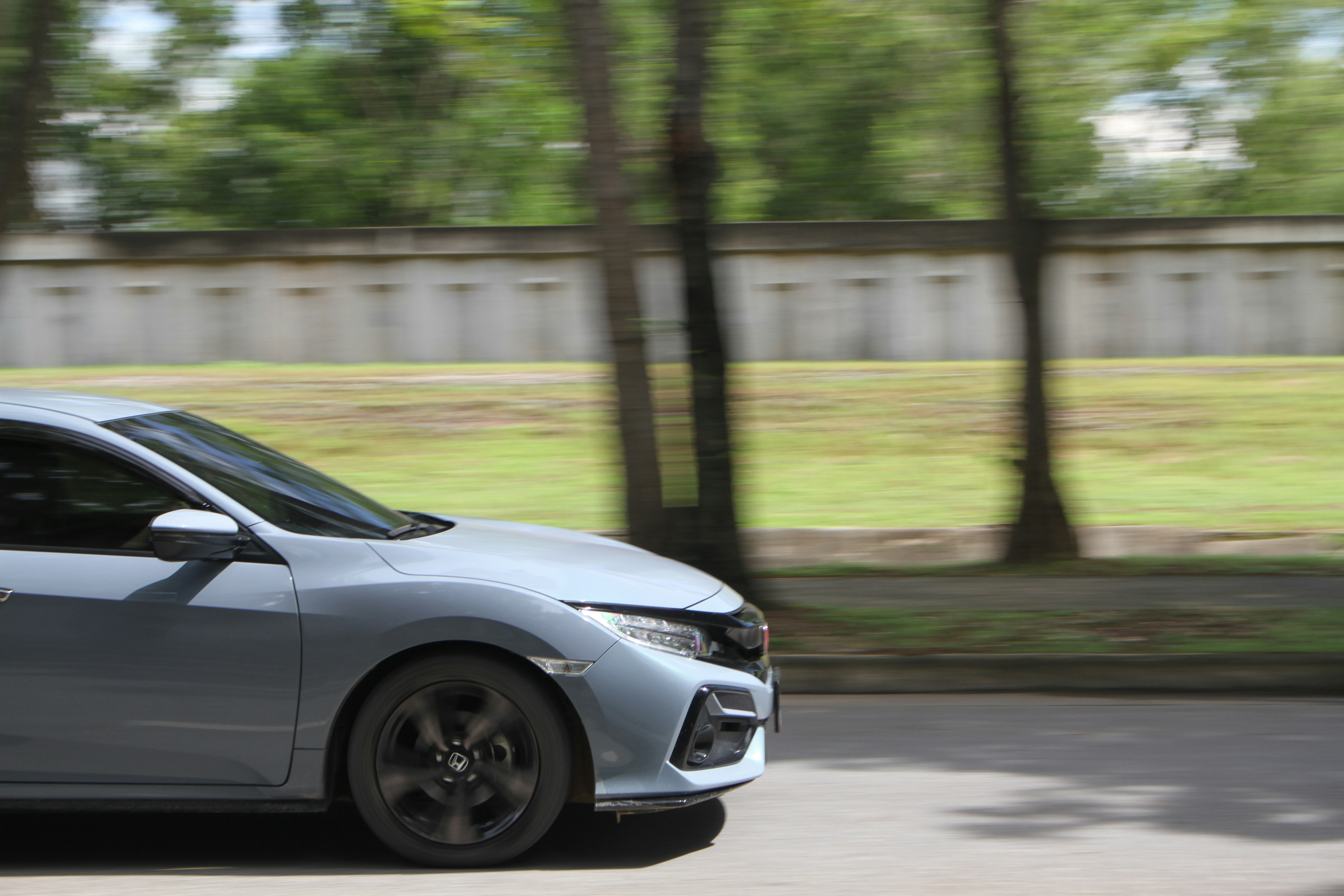 um carro estacionado na beira da estrada