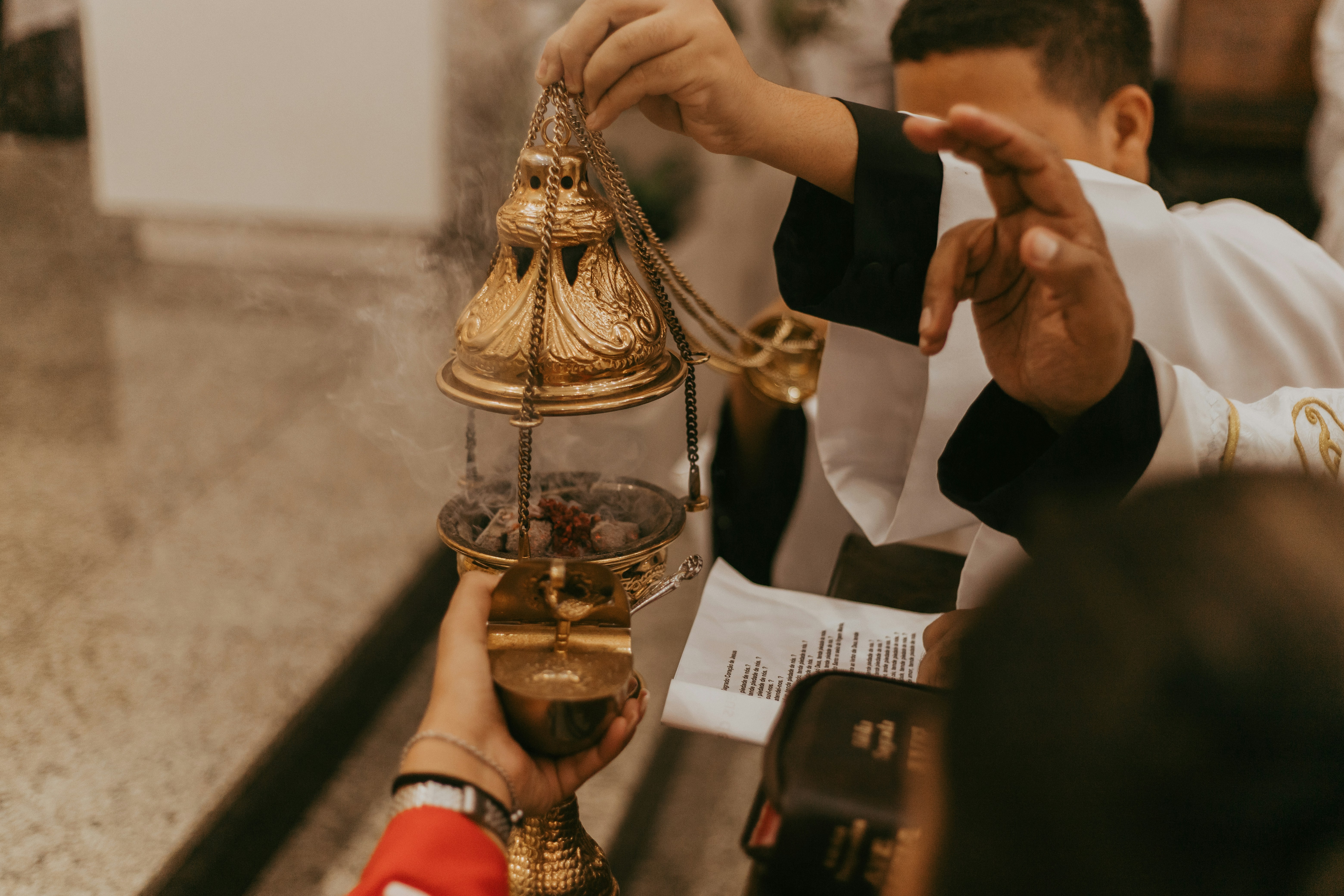Cerimônia religiosa afro-brasileira em contexto de terreiro.