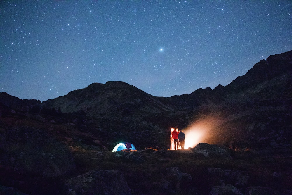 Eine Person mit einem Berg am Himmel