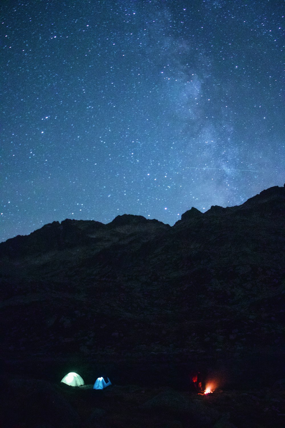 una montaña con un cielo estrellado sobre ella