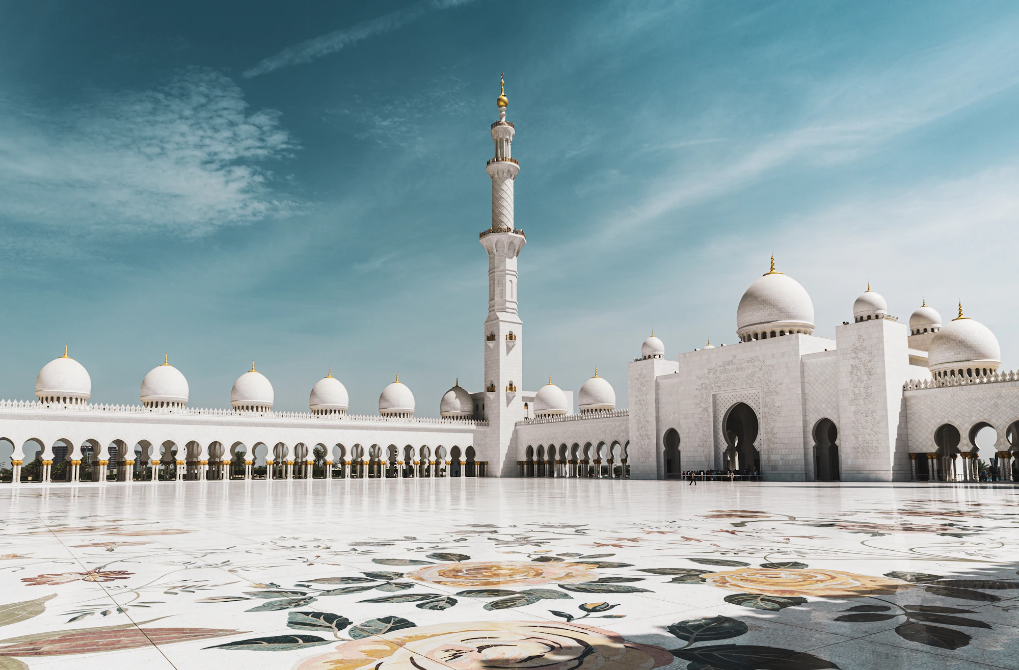 Courtyard, domes and minaret of Sheikh Zayed Grand Mosque, Abu Dhabi