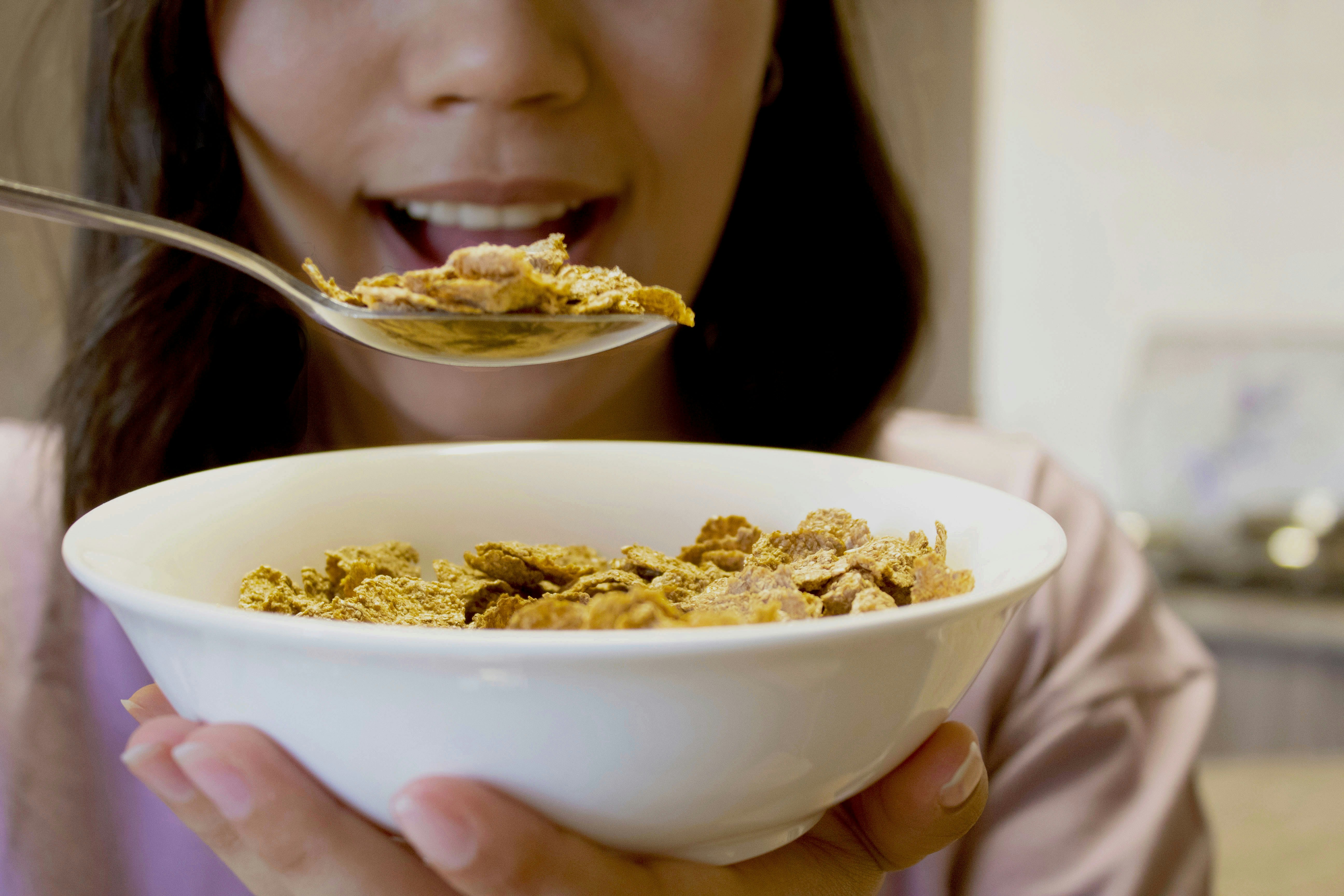 Una mujer comiendo un plato de comida