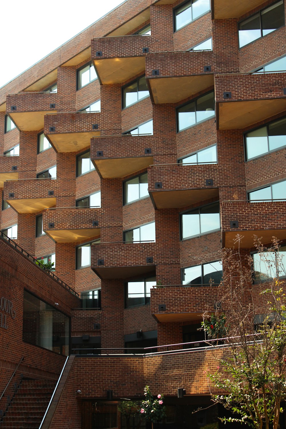 um edifício com muitas janelas