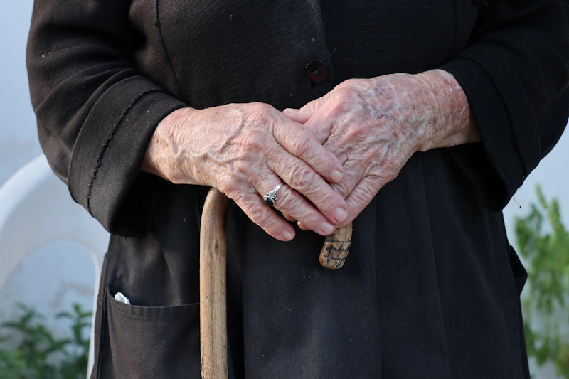 pareja madura tomada de la mano en Argentina