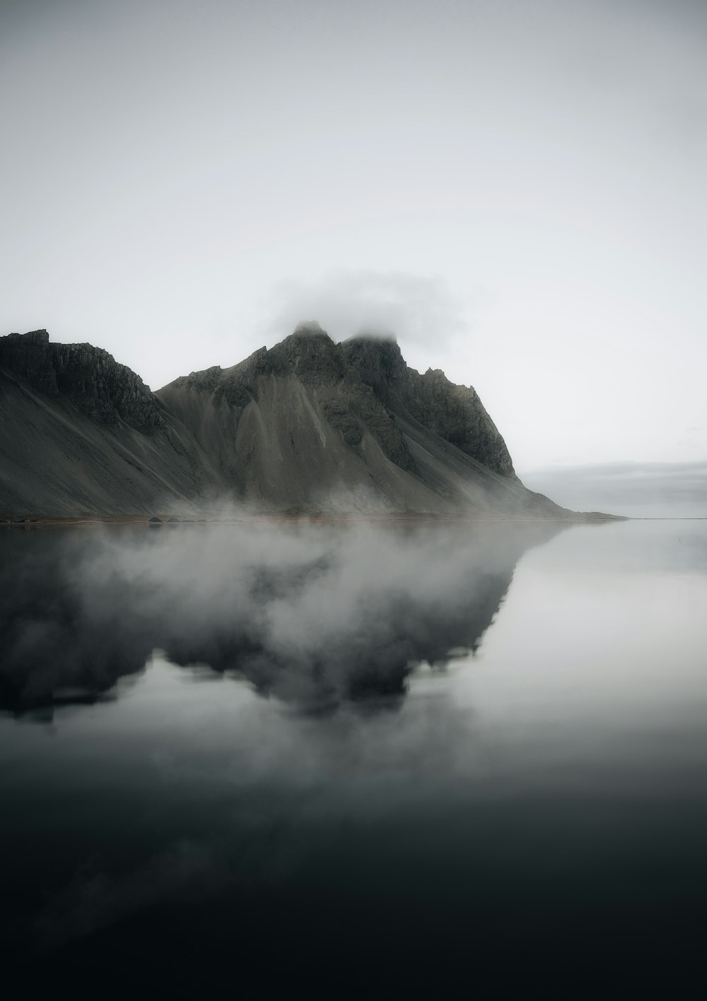 une montagne avec du brouillard autour d’elle