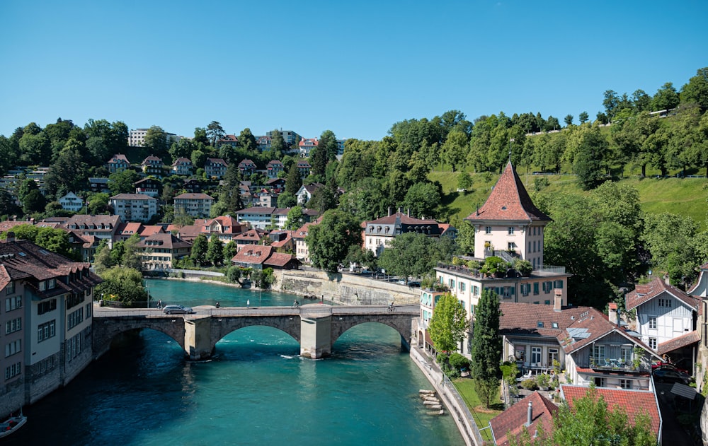 un pont sur une rivière avec des bâtiments sur le côté