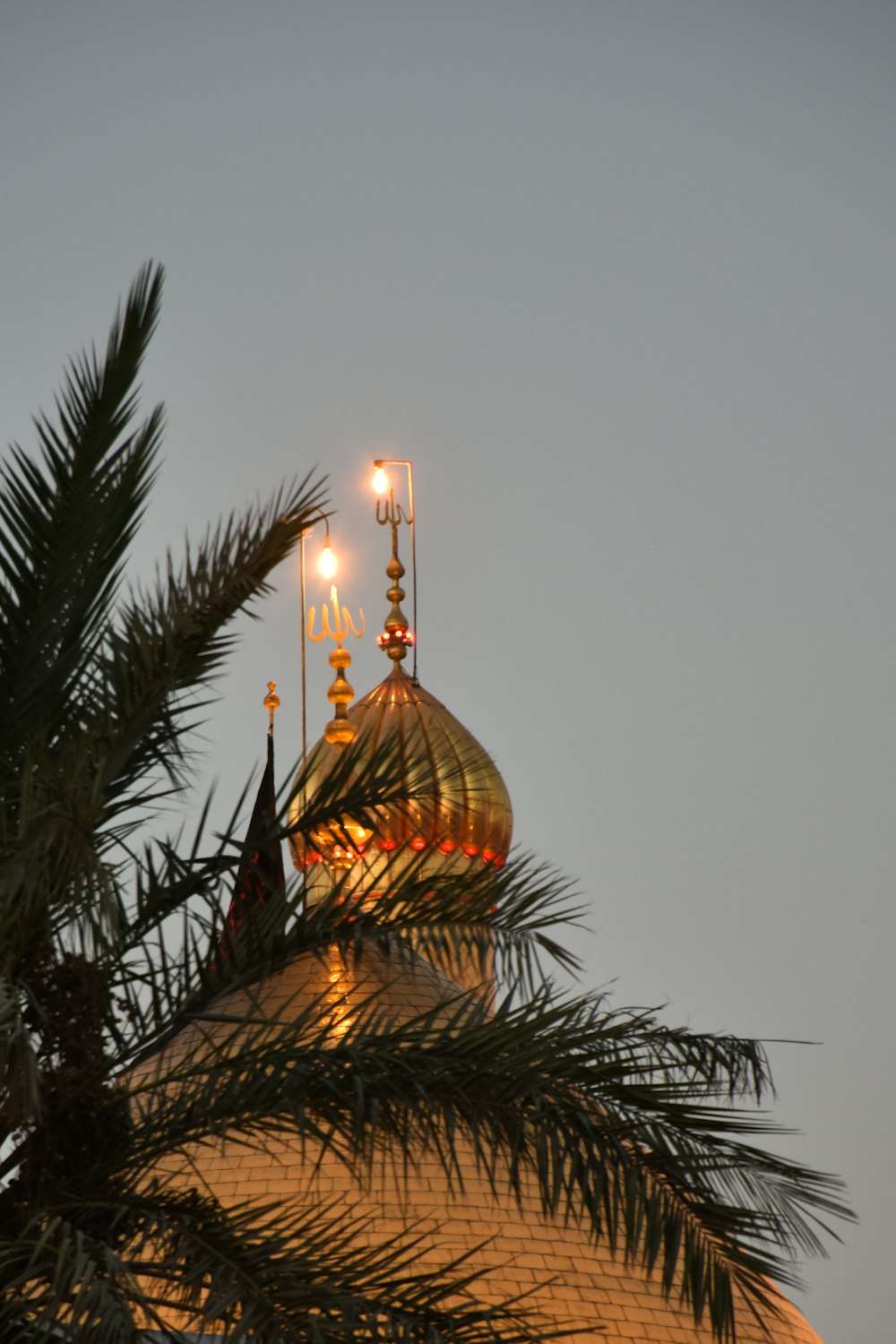 Un edificio a cupola con un tetto d'oro