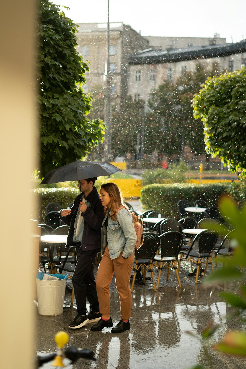 Un hombre y una mujer parados bajo un paraguas