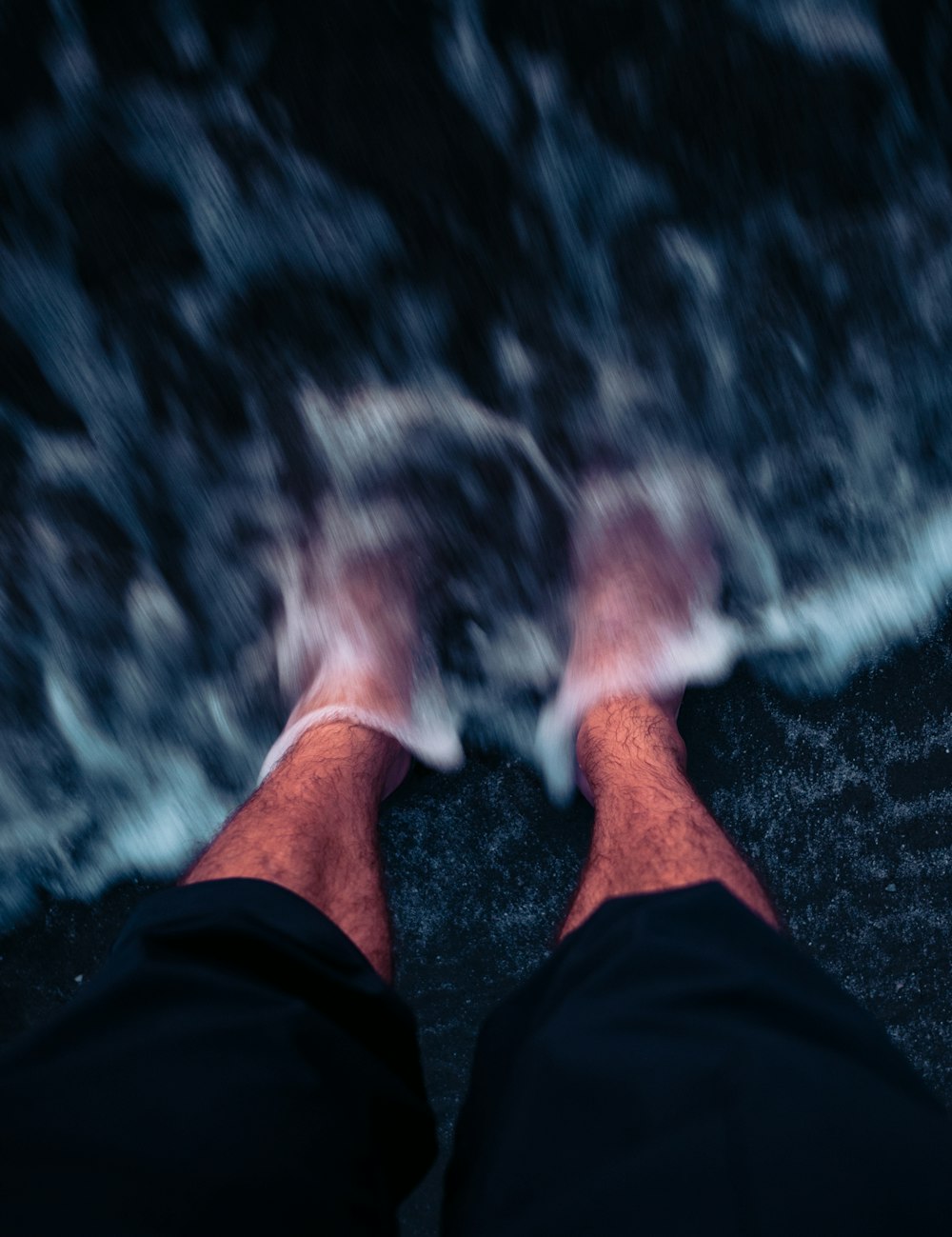 le pied d’une personne avec une chaussette dessus