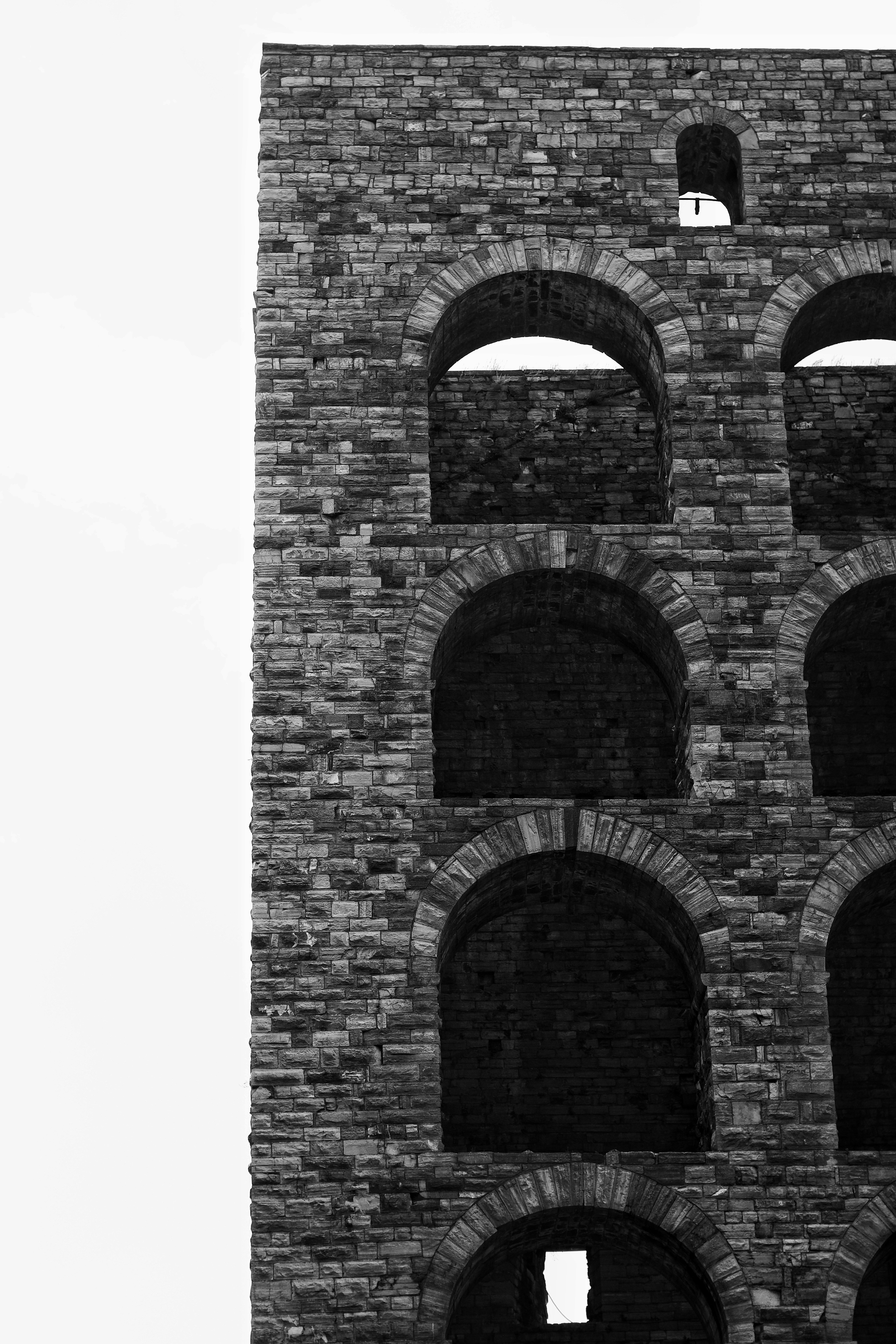un bâtiment en brique avec des fenêtres cintrées