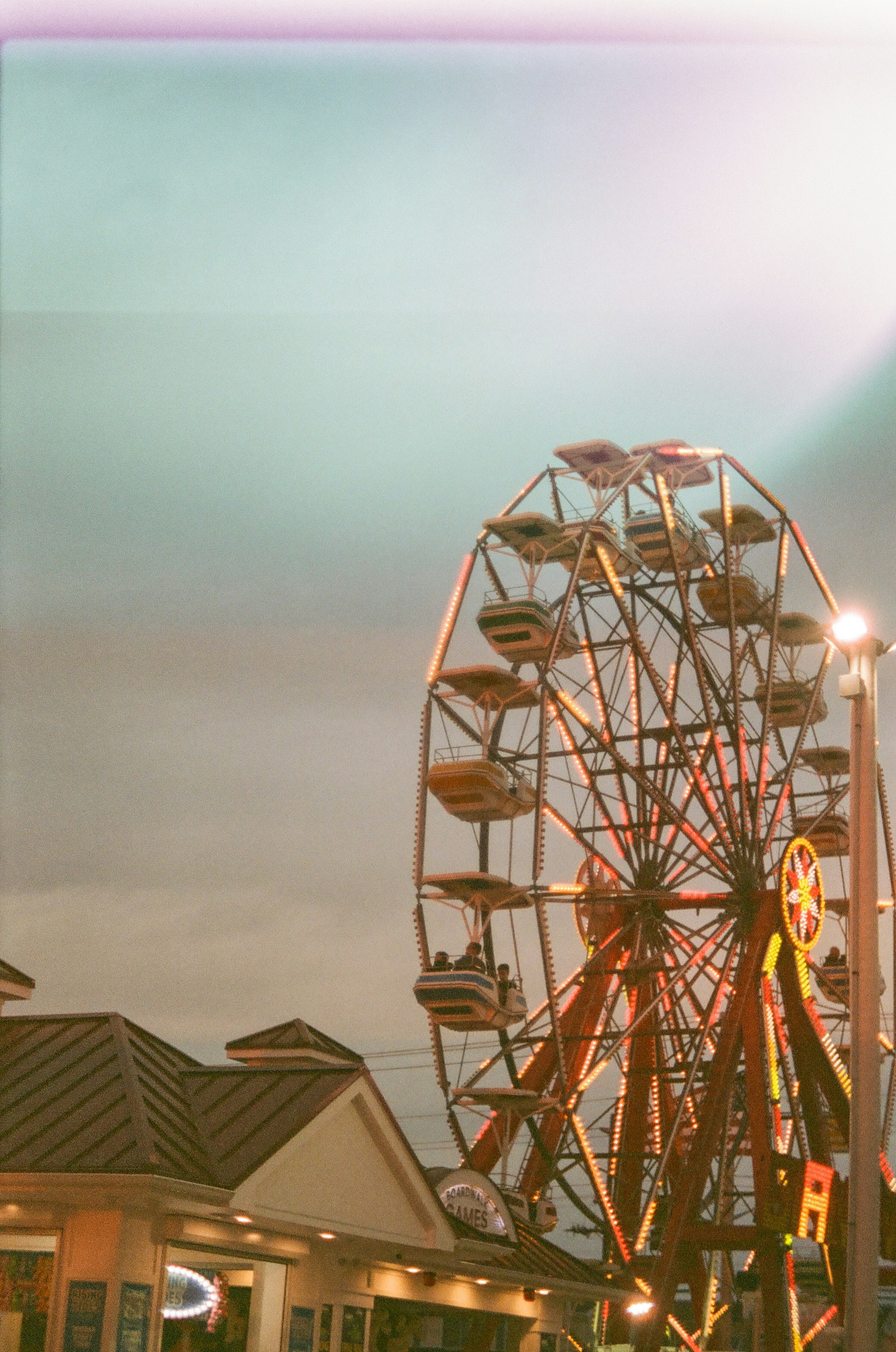 Ein Riesenrad bei Nacht