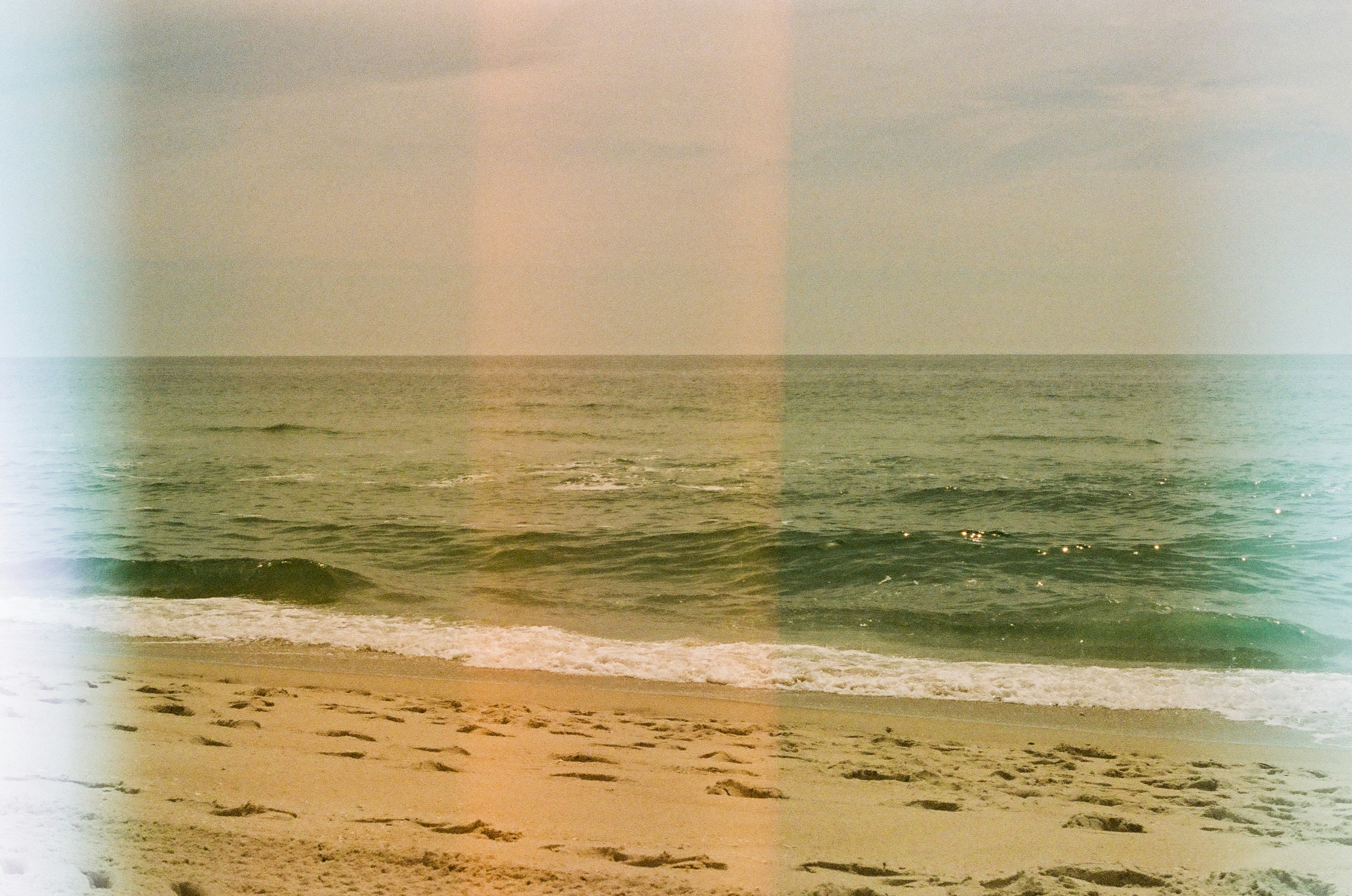 Ein Strand mit Wellen