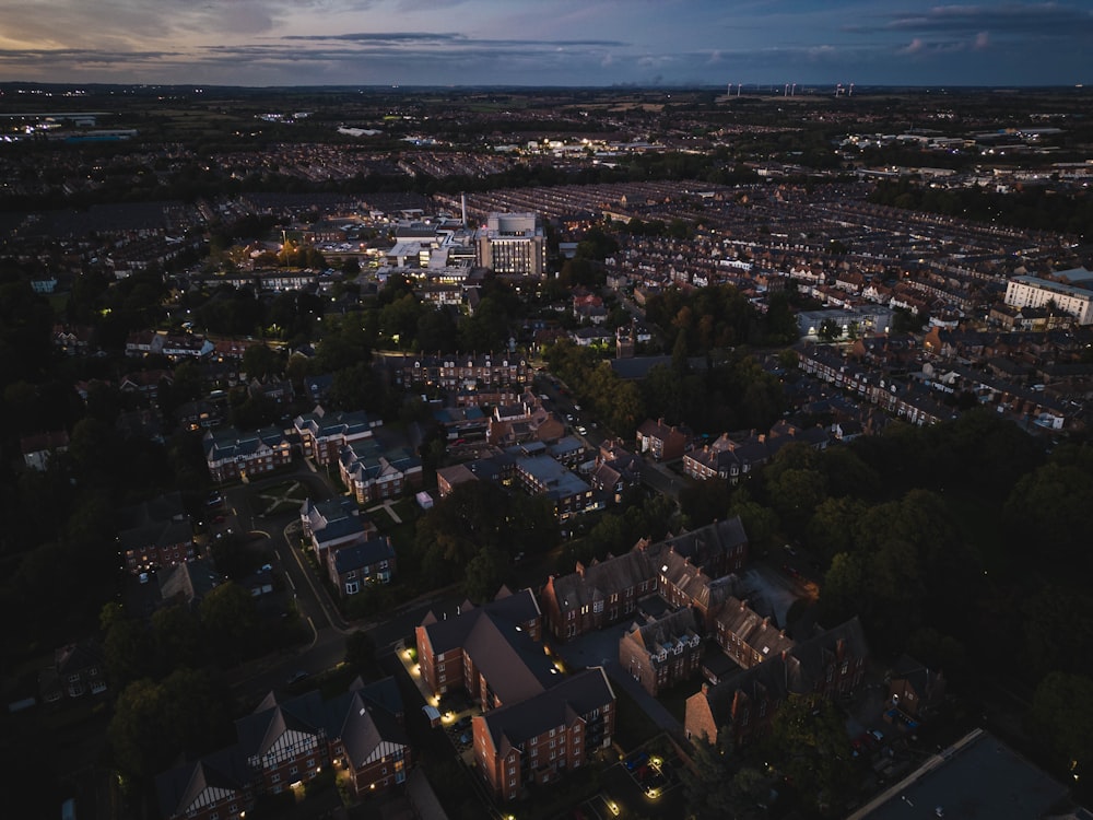 Eine Stadt bei Nacht