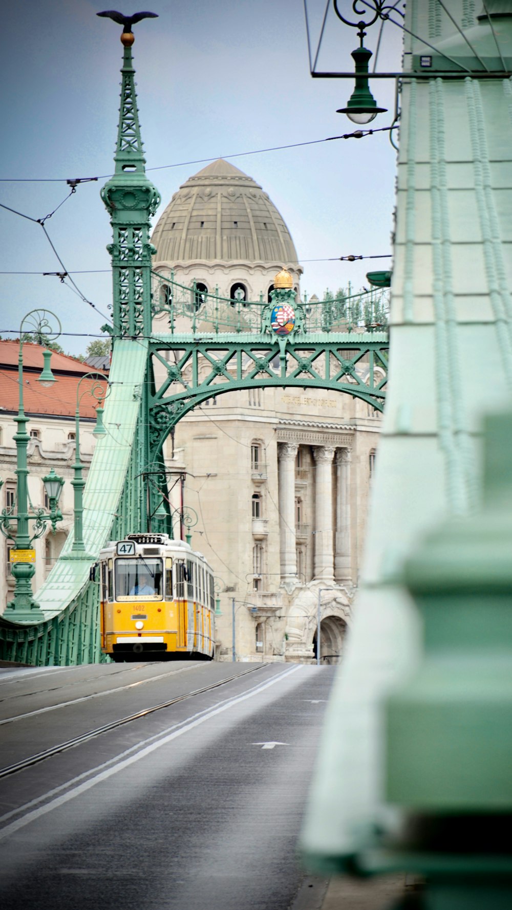 Un tren que pasa por debajo de un puente