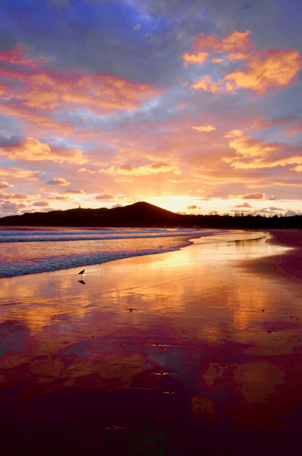 Una playa con una puesta de sol