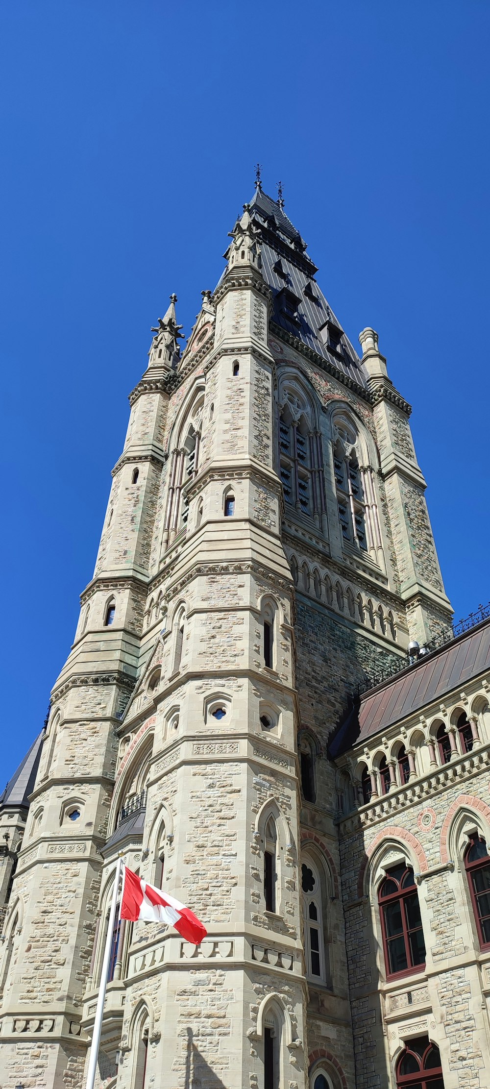 Un grand bâtiment avec un drapeau sur le dessus