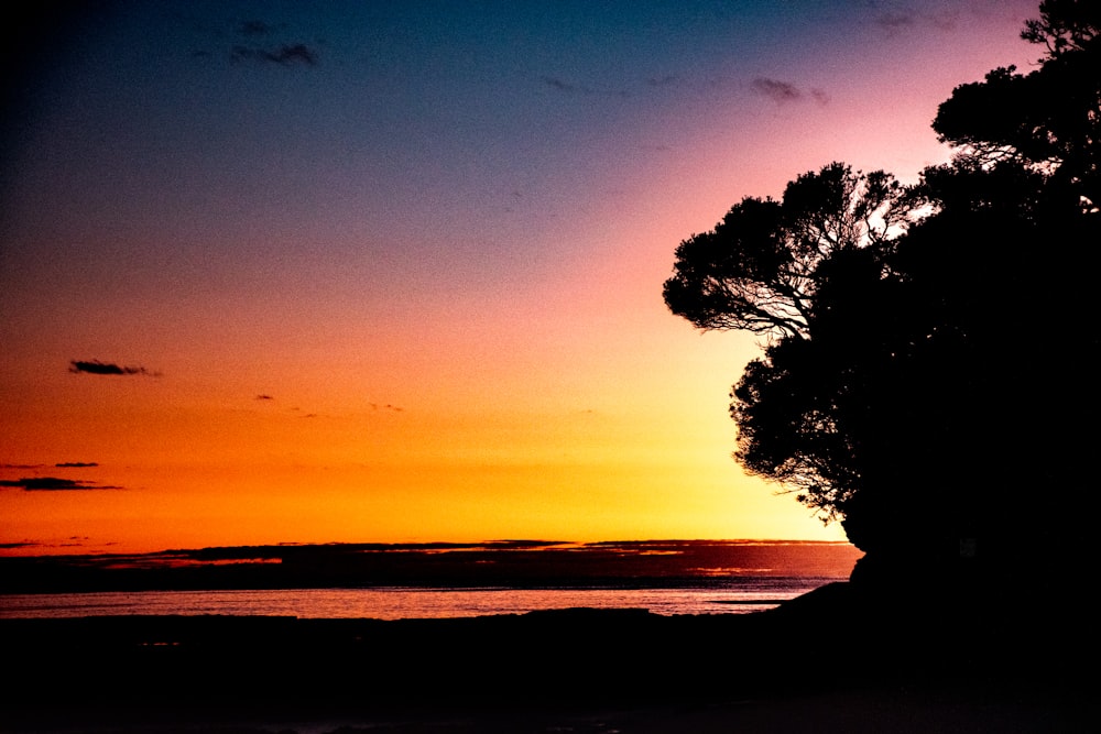 um pôr do sol sobre uma praia