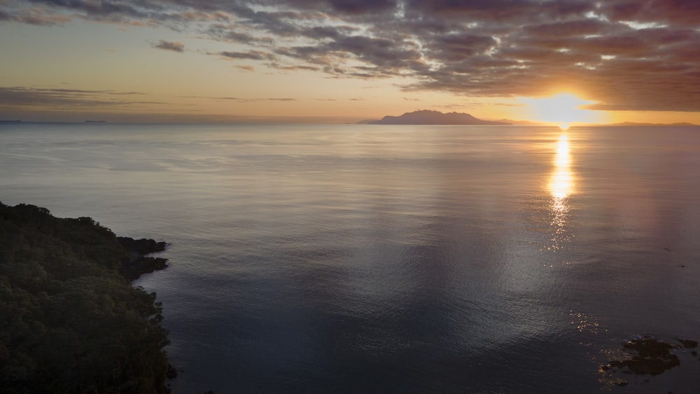 uno specchio d'acqua con un tramonto