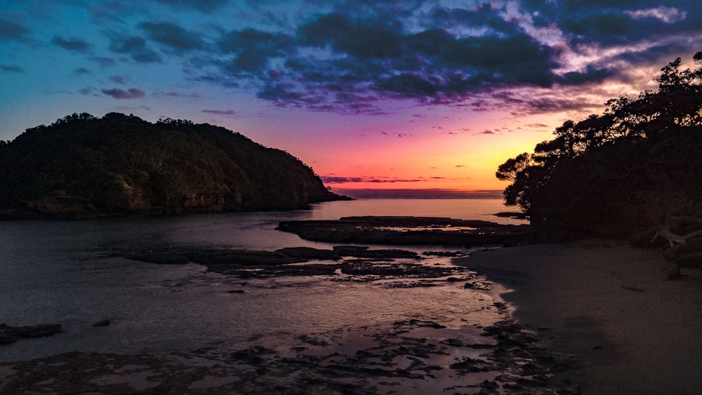 um pôr do sol sobre um corpo de água