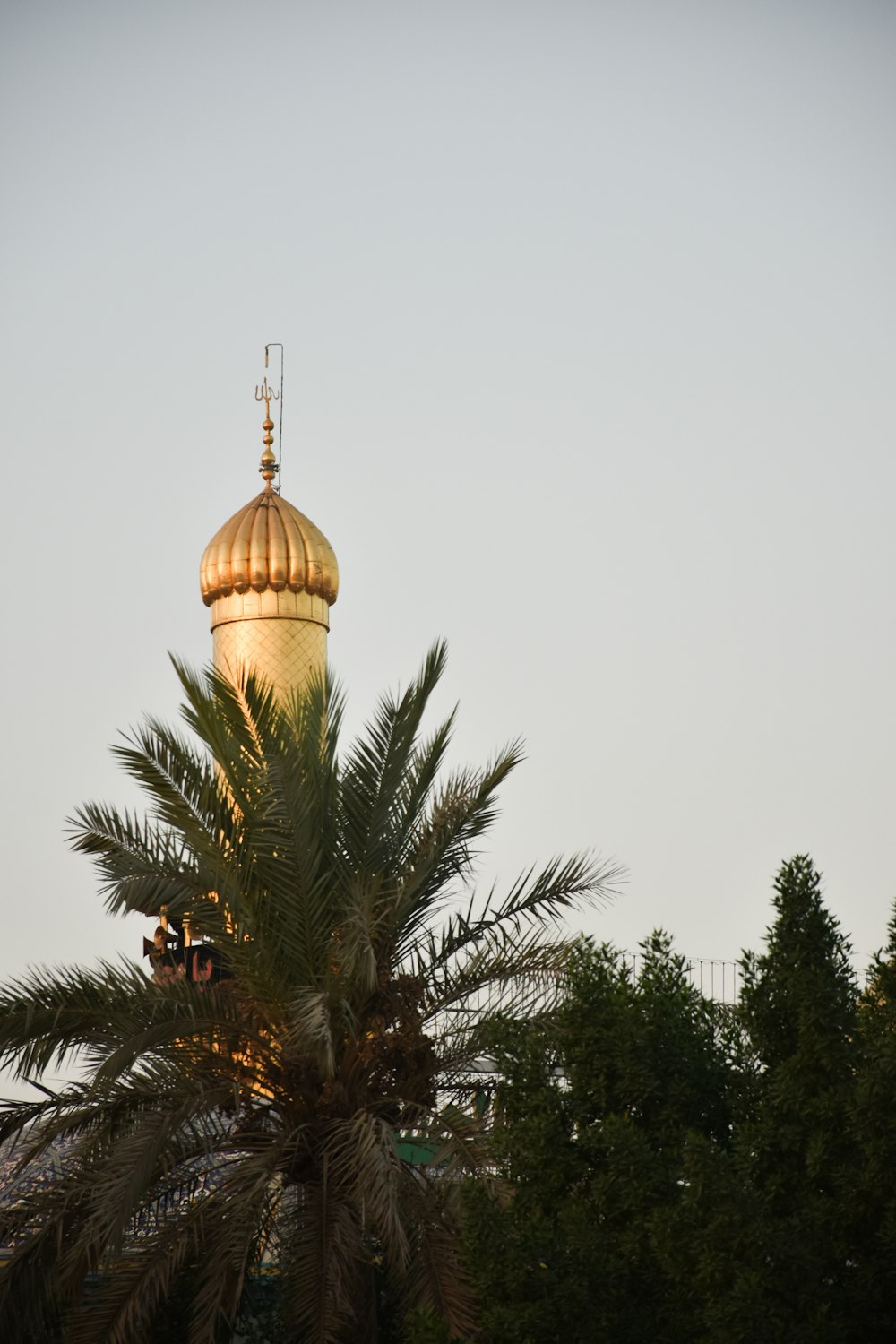 um edifício alto com uma cúpula de ouro