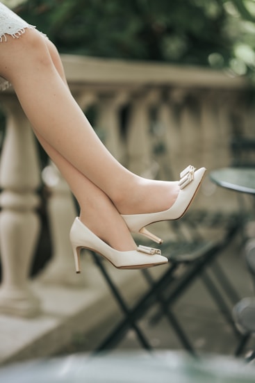 Mujer con zapatillas de tacón blanco, calzado elegante para eventos y oficina Aura Boutique México