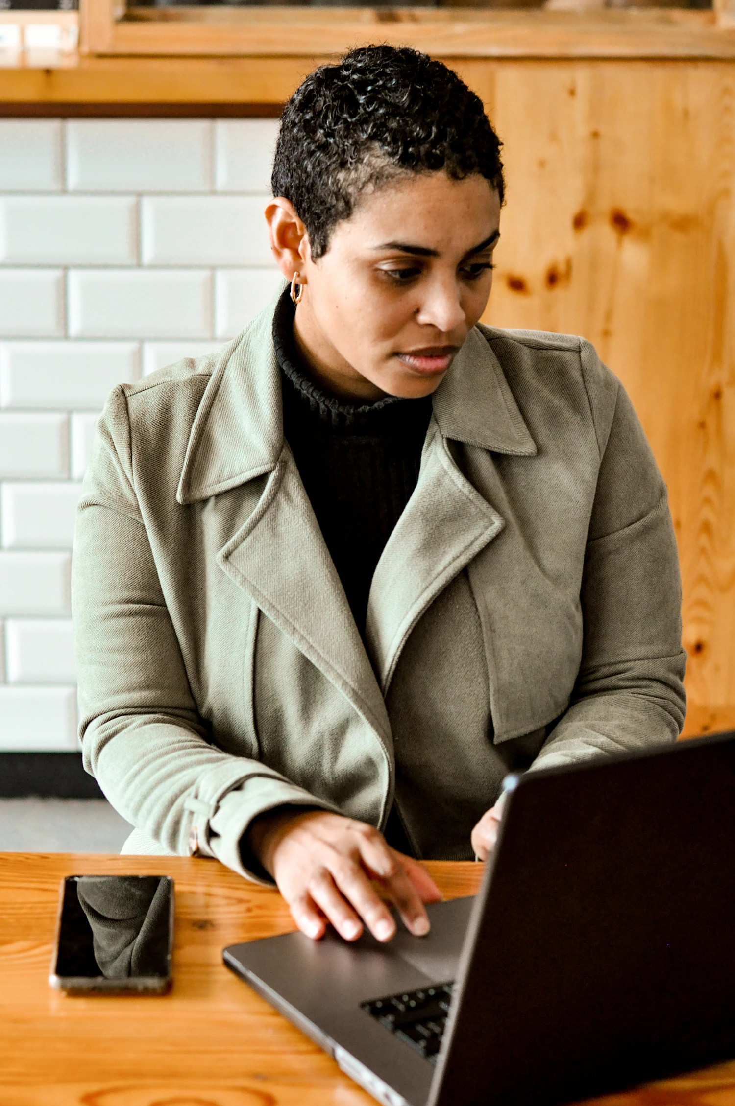 Selbstständige Person arbeitet konzentriert am Laptop