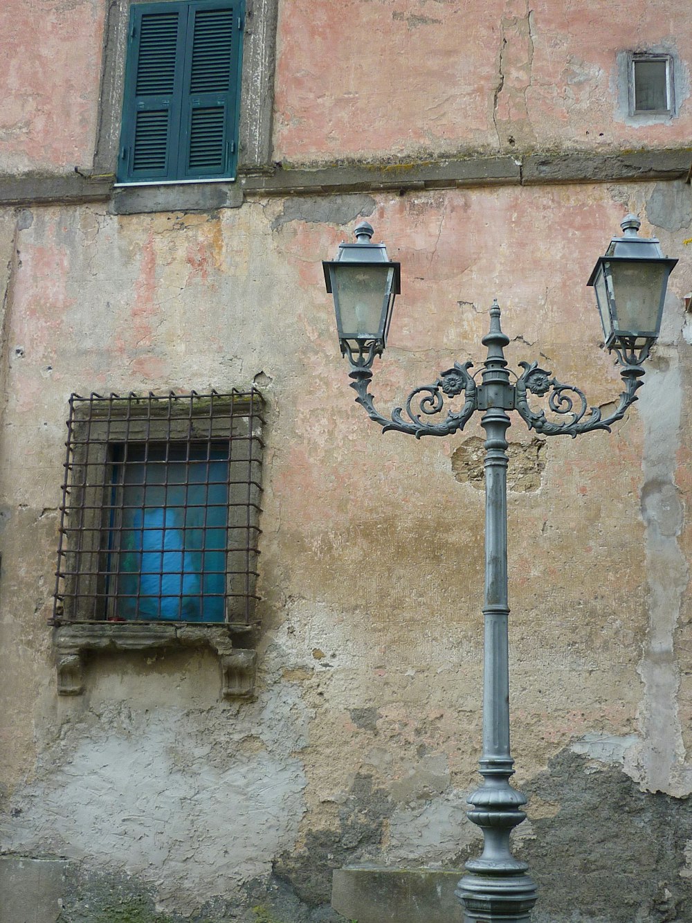 a lamp post next to a building