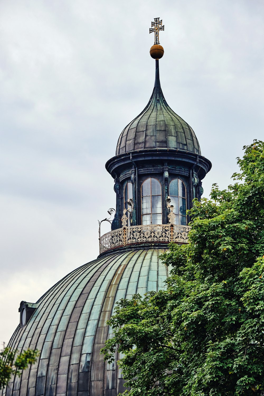 un bâtiment avec un toit en dôme