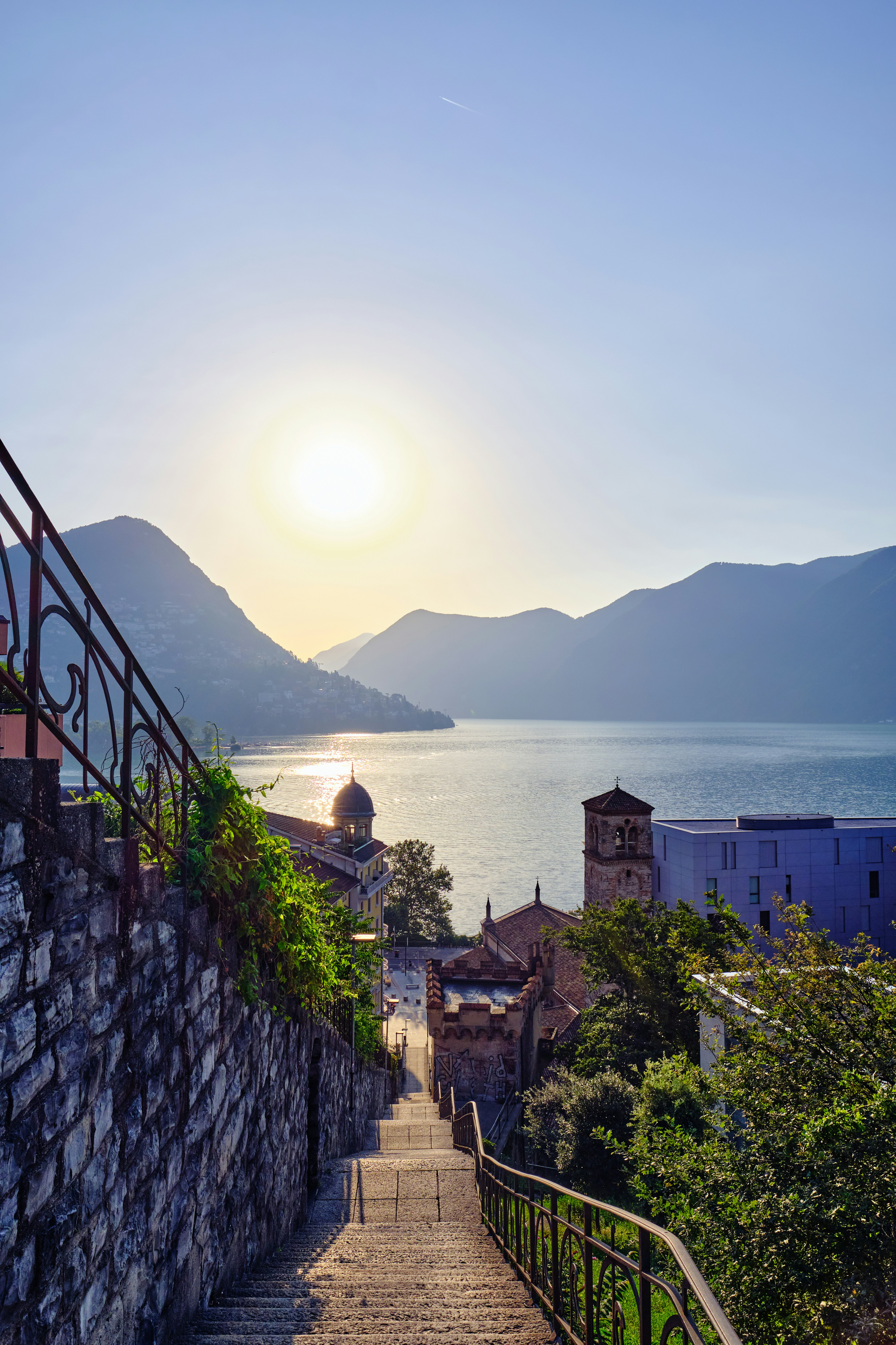 un muro di pietra con una passerella di pietra e uno specchio d'acqua