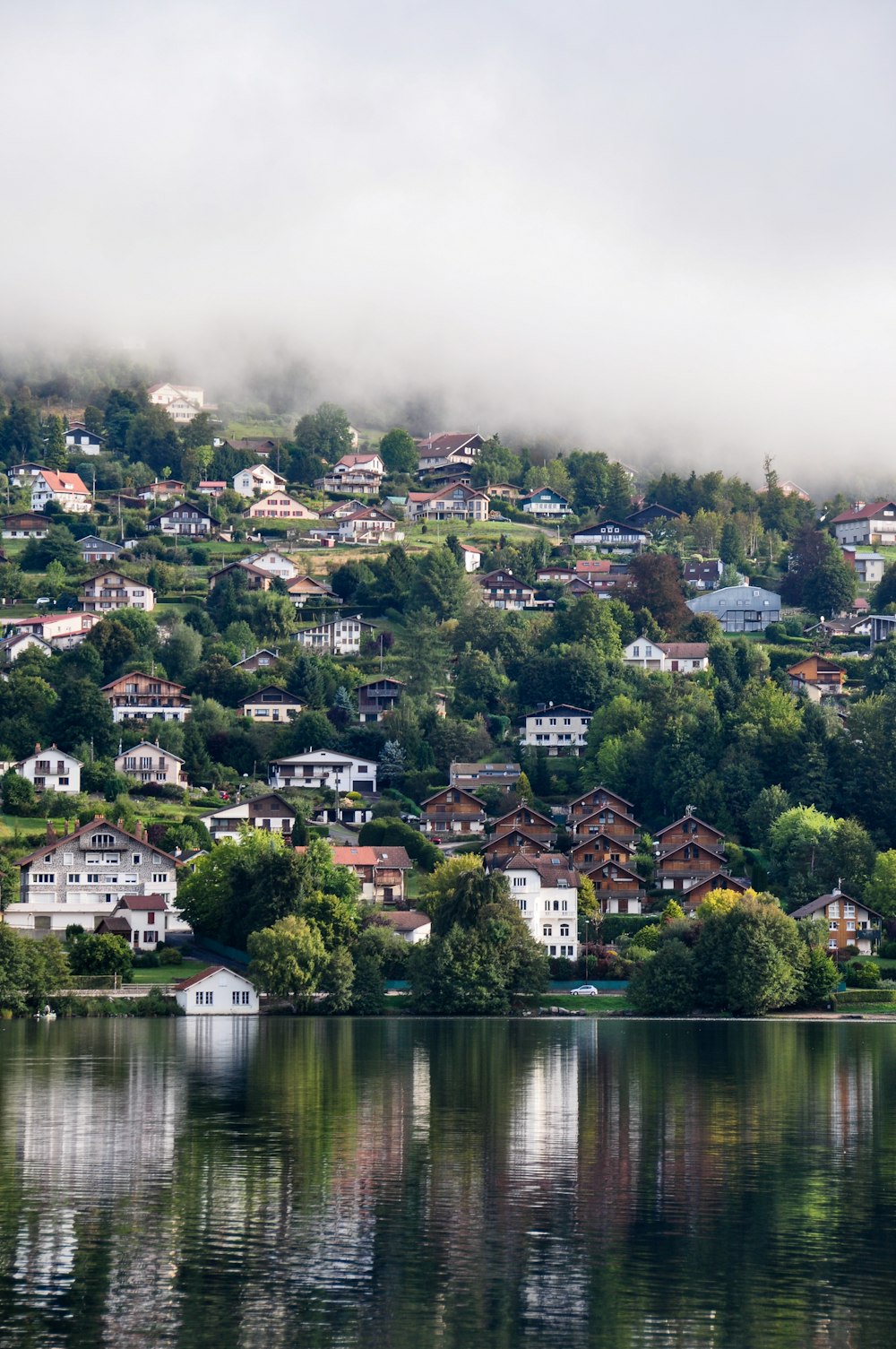 Eine Stadt auf einem Hügel am Wasser