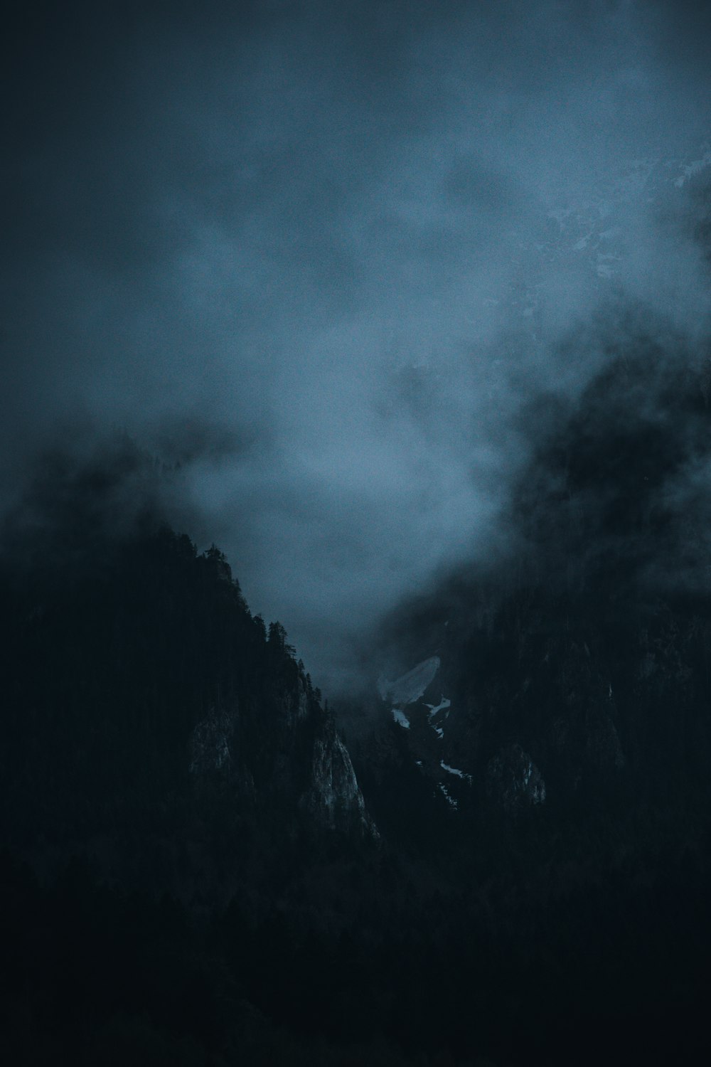 Una montaña con nubes