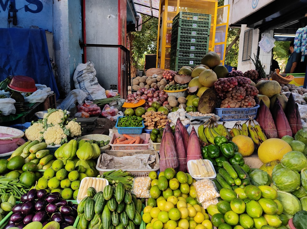 um mercado com frutas e legumes