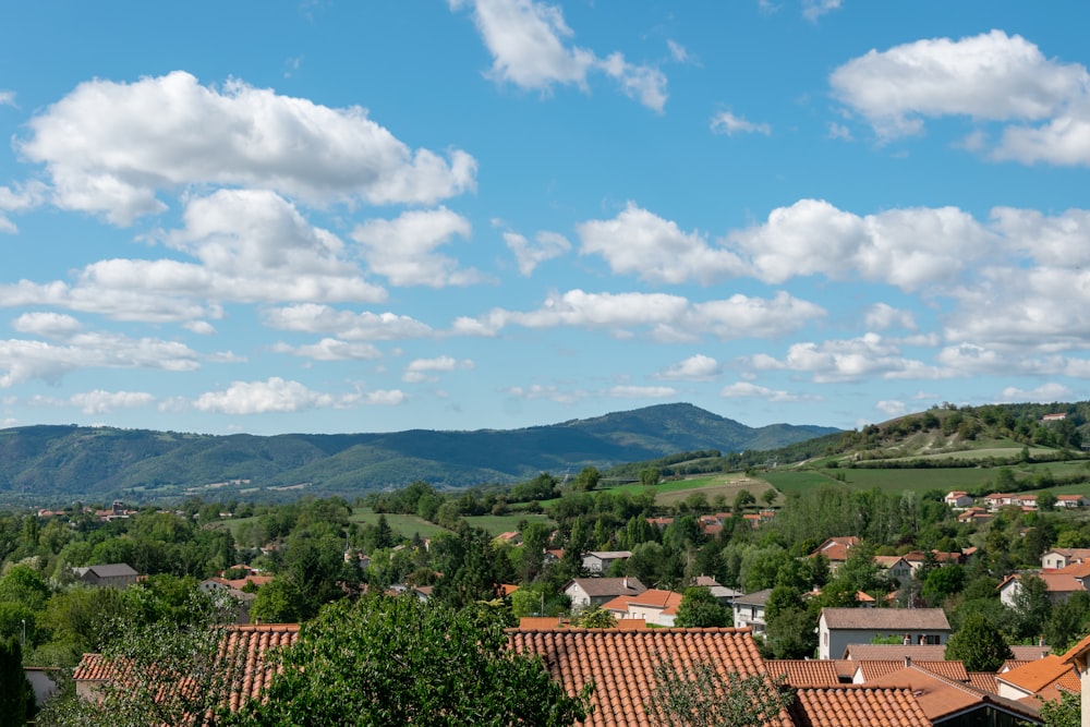 Une ville avec des montagnes en arrière-plan