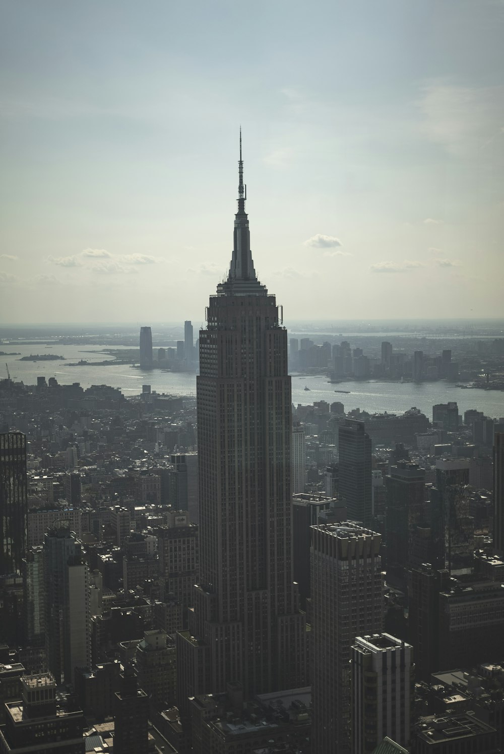 um edifício alto no Empire State Building