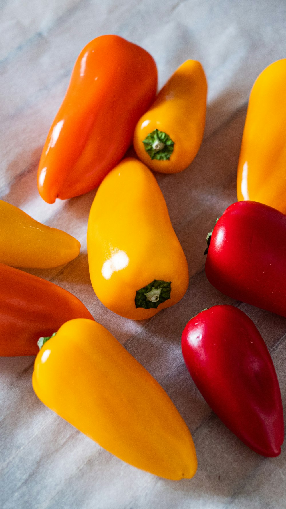 un groupe de poivrons colorés