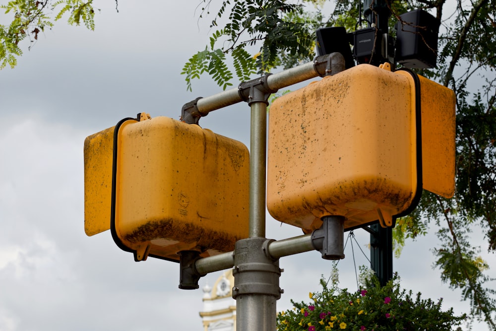 um semáforo amarelo