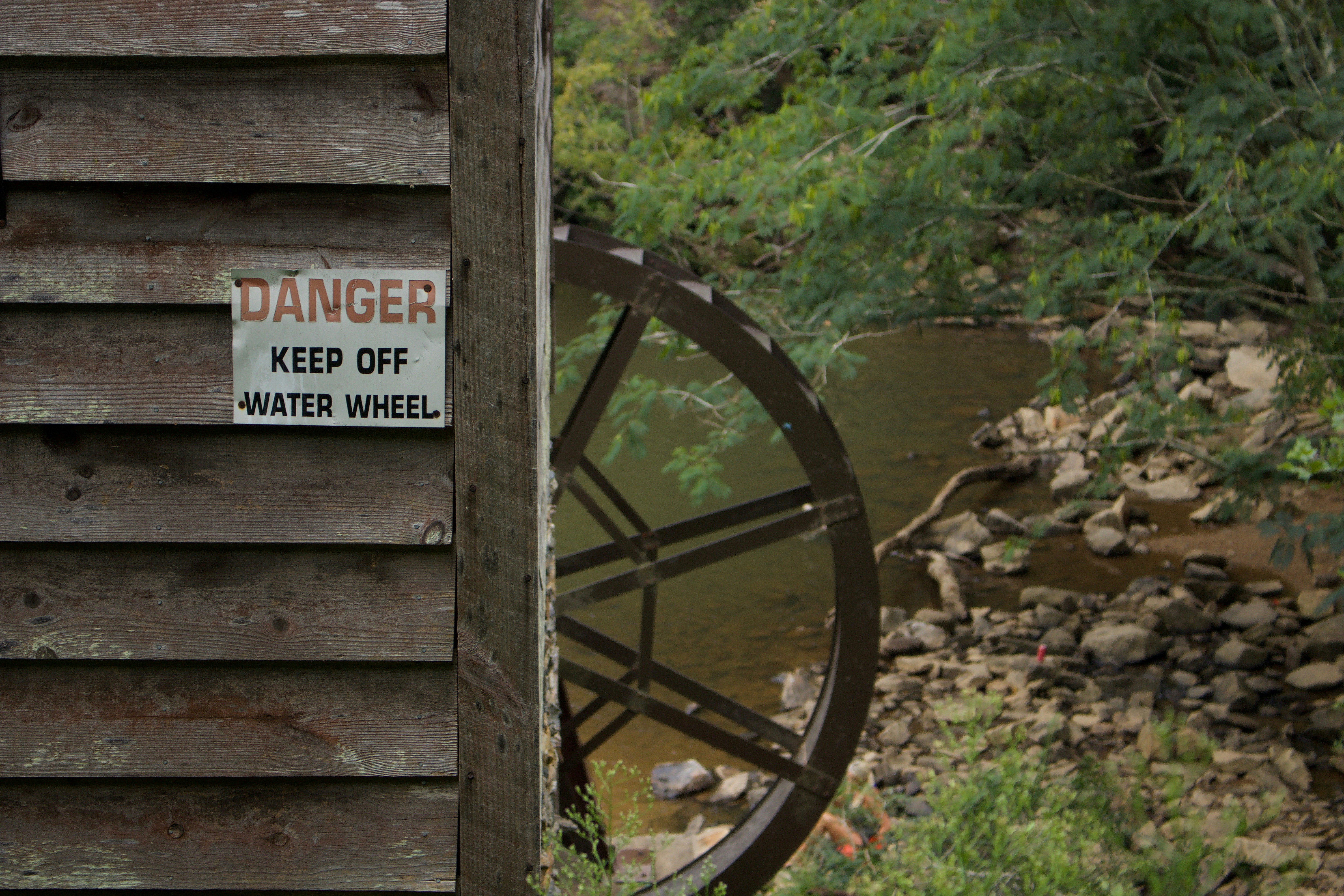 川に架かる木製の橋