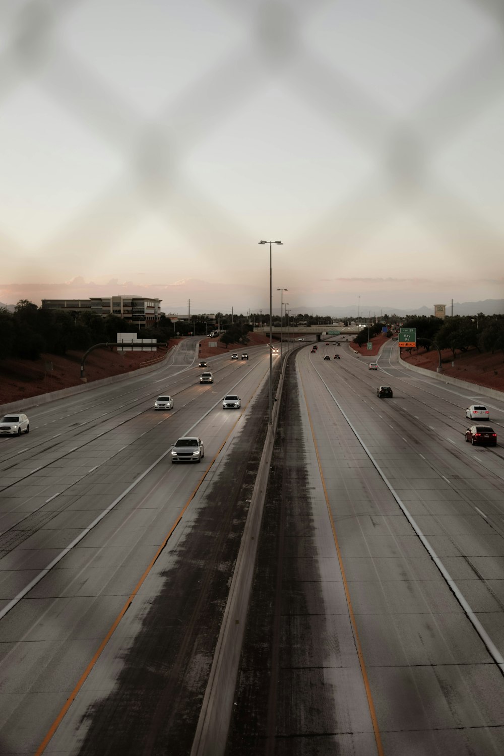 Una carretera con coches en ella