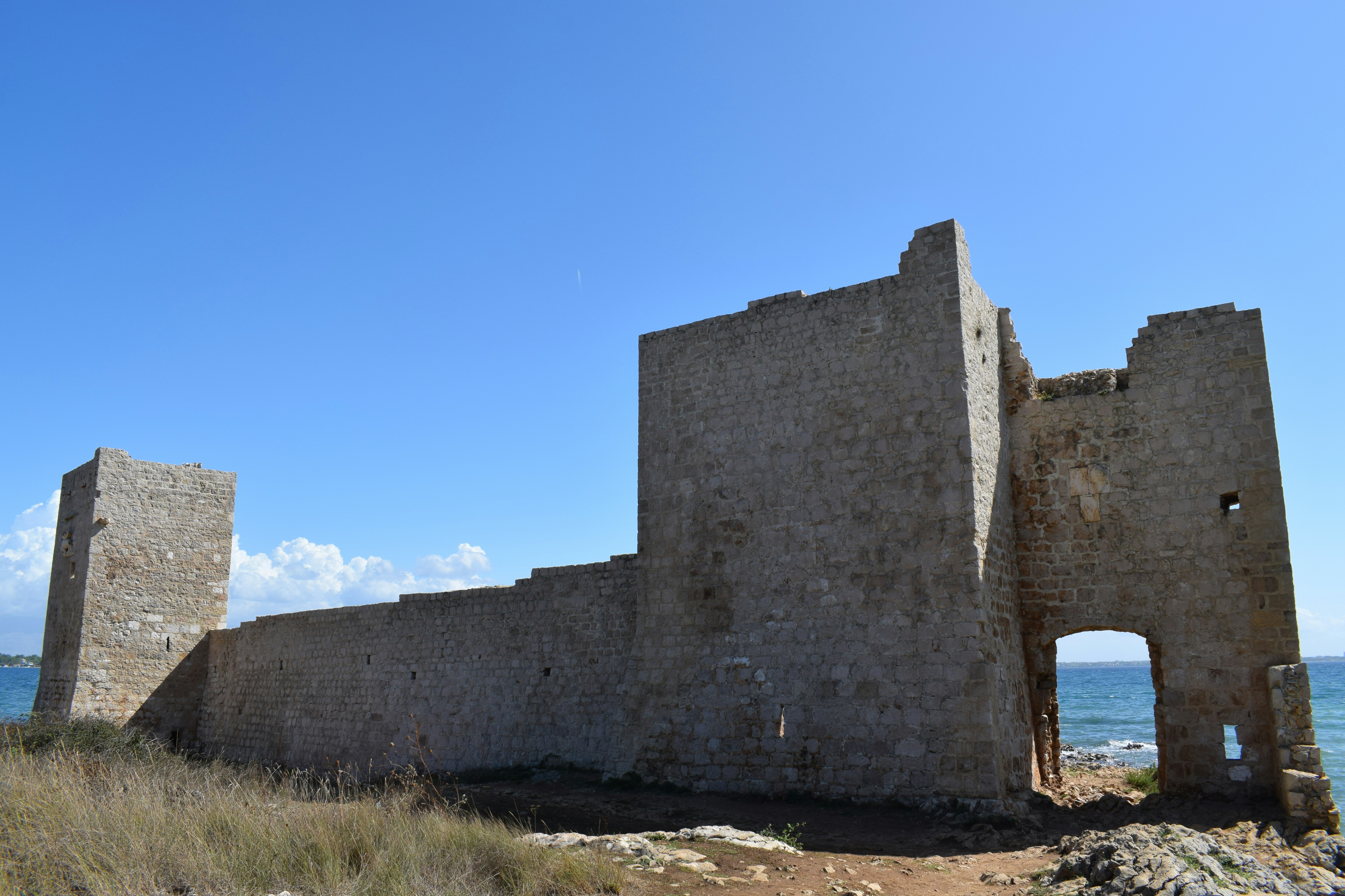 a stone building with a blue sky, Old fortress on Vir island.