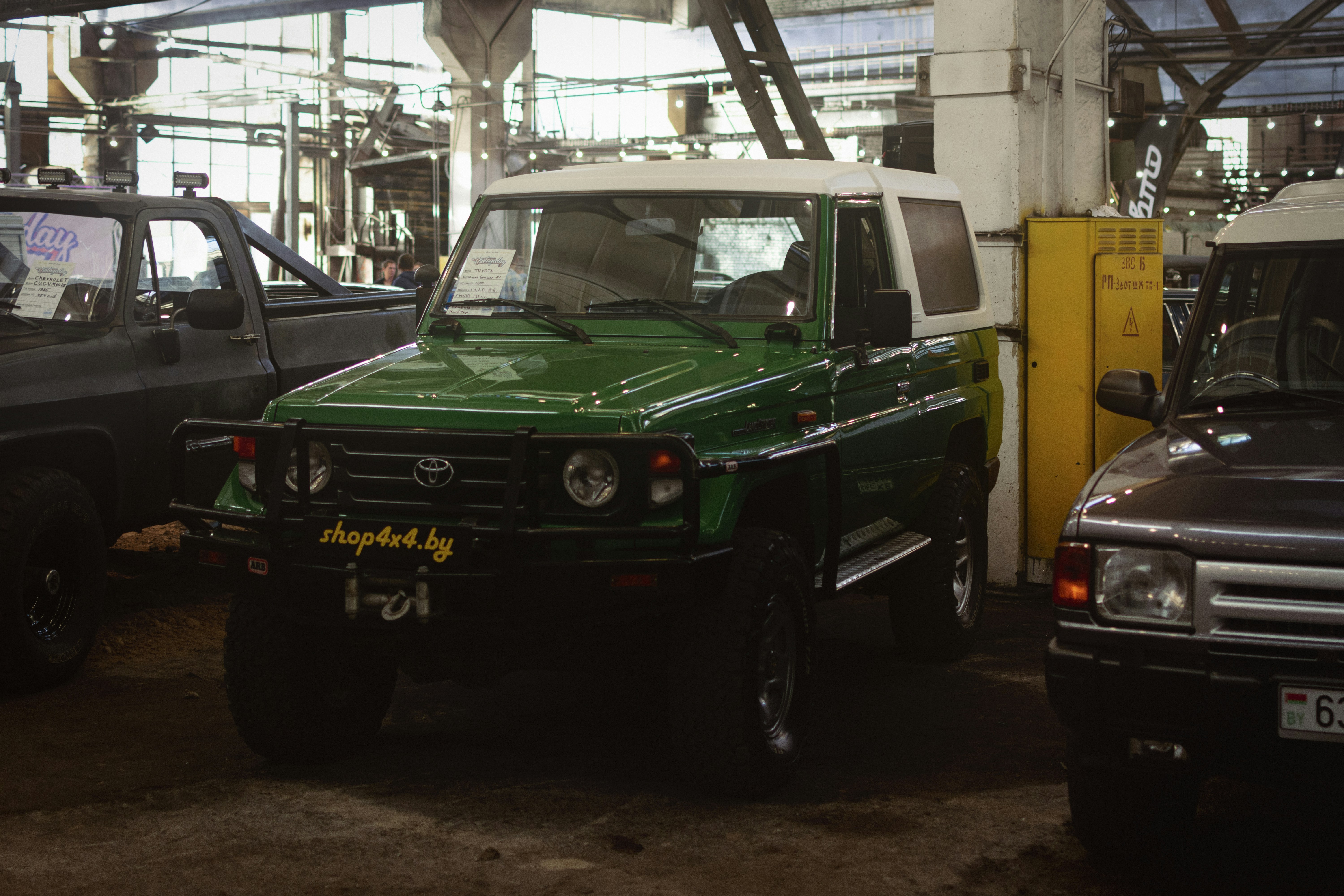 Un camion verde parcheggiato in un parcheggio