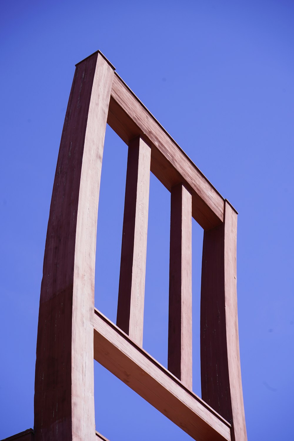 una struttura in legno con un cielo blu