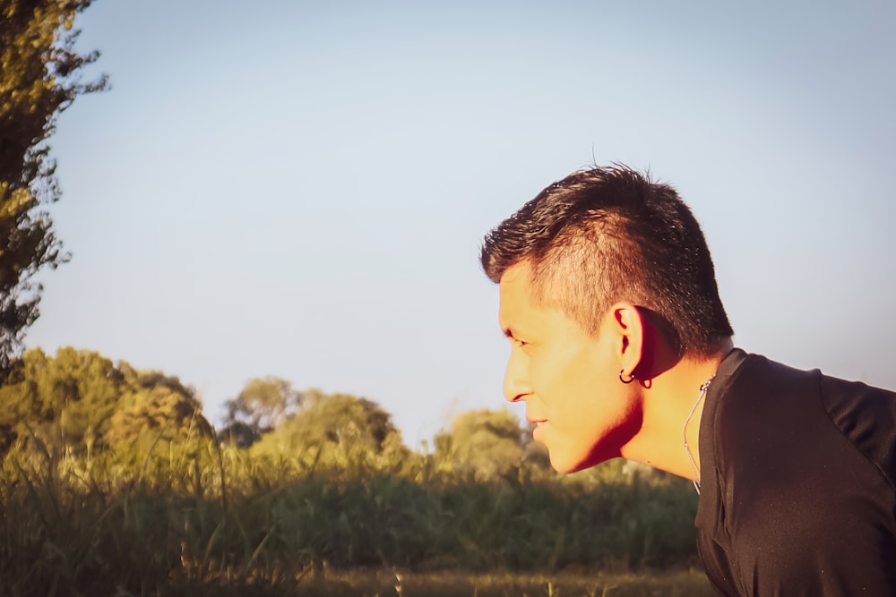 Ein Mann mit Kopfhörern auf dem Feld