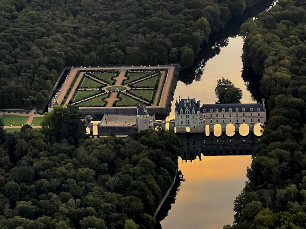 Un castillo en una colina